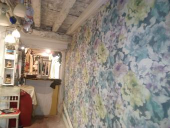 Tapisserie papier tissu fleurie sur mur restauré