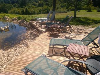 Terrasse bois local mélèze sur 2 niveaux piscine naturelle